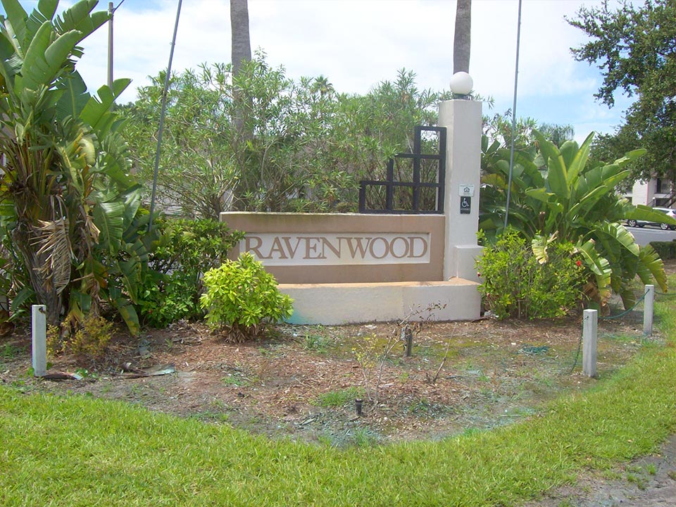 Photo of the Ravenwood Apartmetns entrance sign